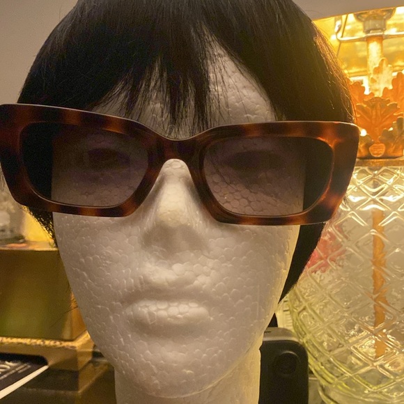 Quay Australia The DL 126 sunglasses with case. Gently Worn once, no scratches. - Picture 2 of 7